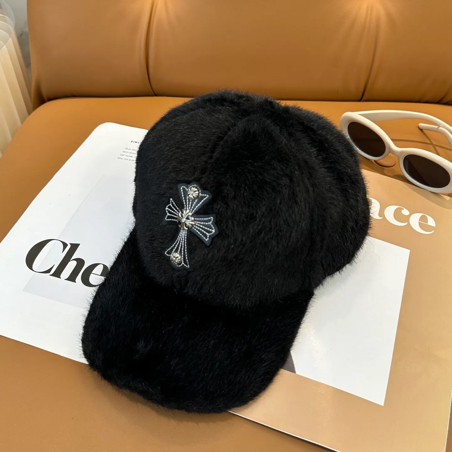 P66 Crow Heart's new autumn and winter baseball cap. It is full of autumn and winter atmosphere. The quality is great. The deepening of the hat shape makes it more elegant. It is very nice for both men and women. It is a classic among classics. It goes well with daily wear. Casual and fashionable.